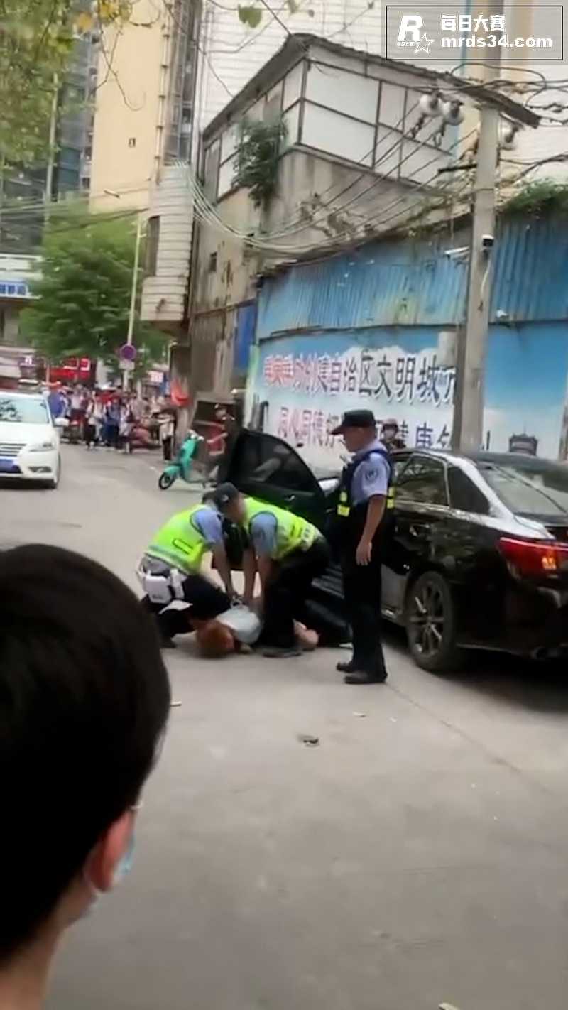 广西钦州惊现街头女暴相关图片6