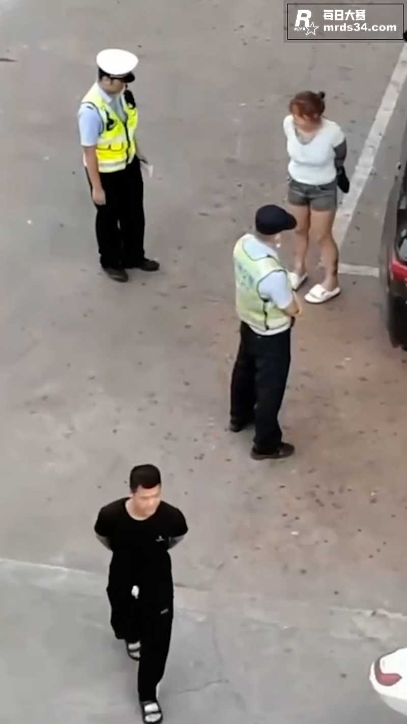 广西钦州惊现街头女暴相关图片7