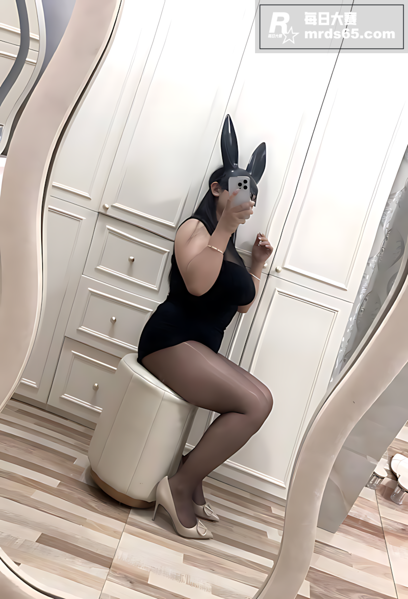 顶级巨乳网红 娜比 相关图片4