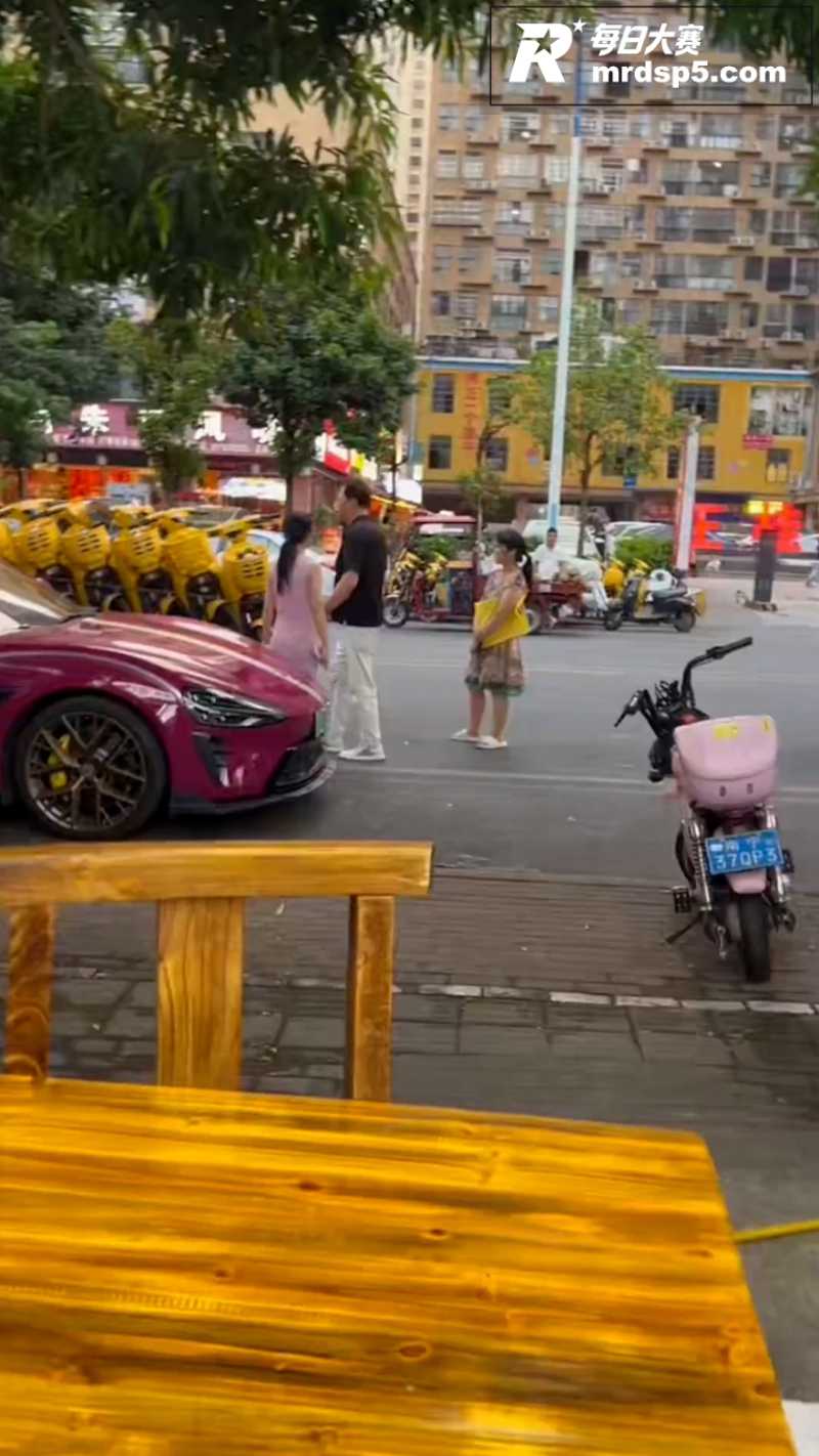 南宁街头惊魂一幕！女相关图片1
