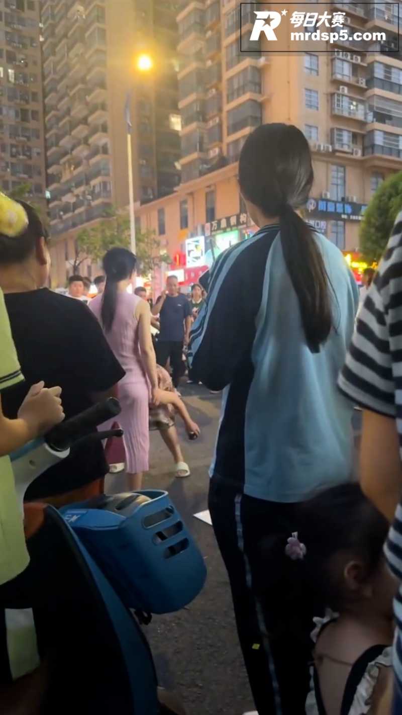 南宁街头惊魂一幕！女相关图片3