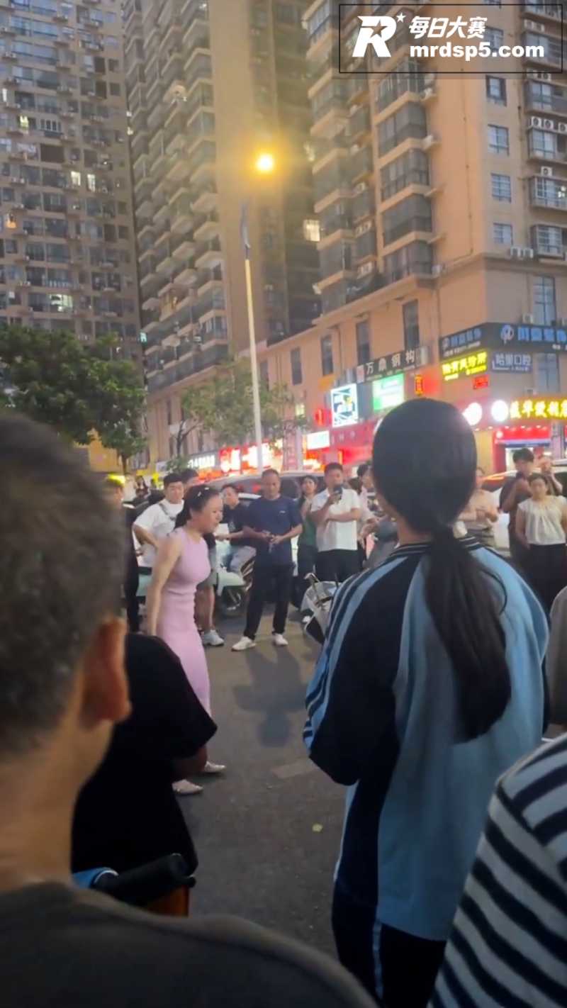 南宁街头惊魂一幕！女相关图片6