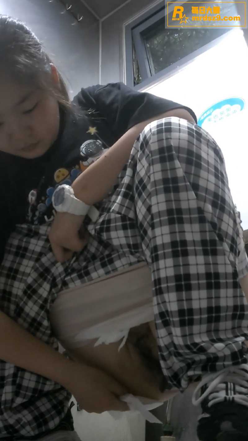 精品女厕偷拍系列 多相关图片1