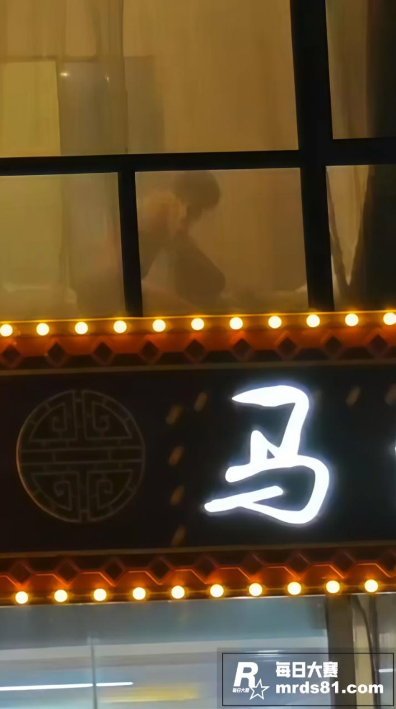 小情侣酒店不拉窗帘直相关图片1