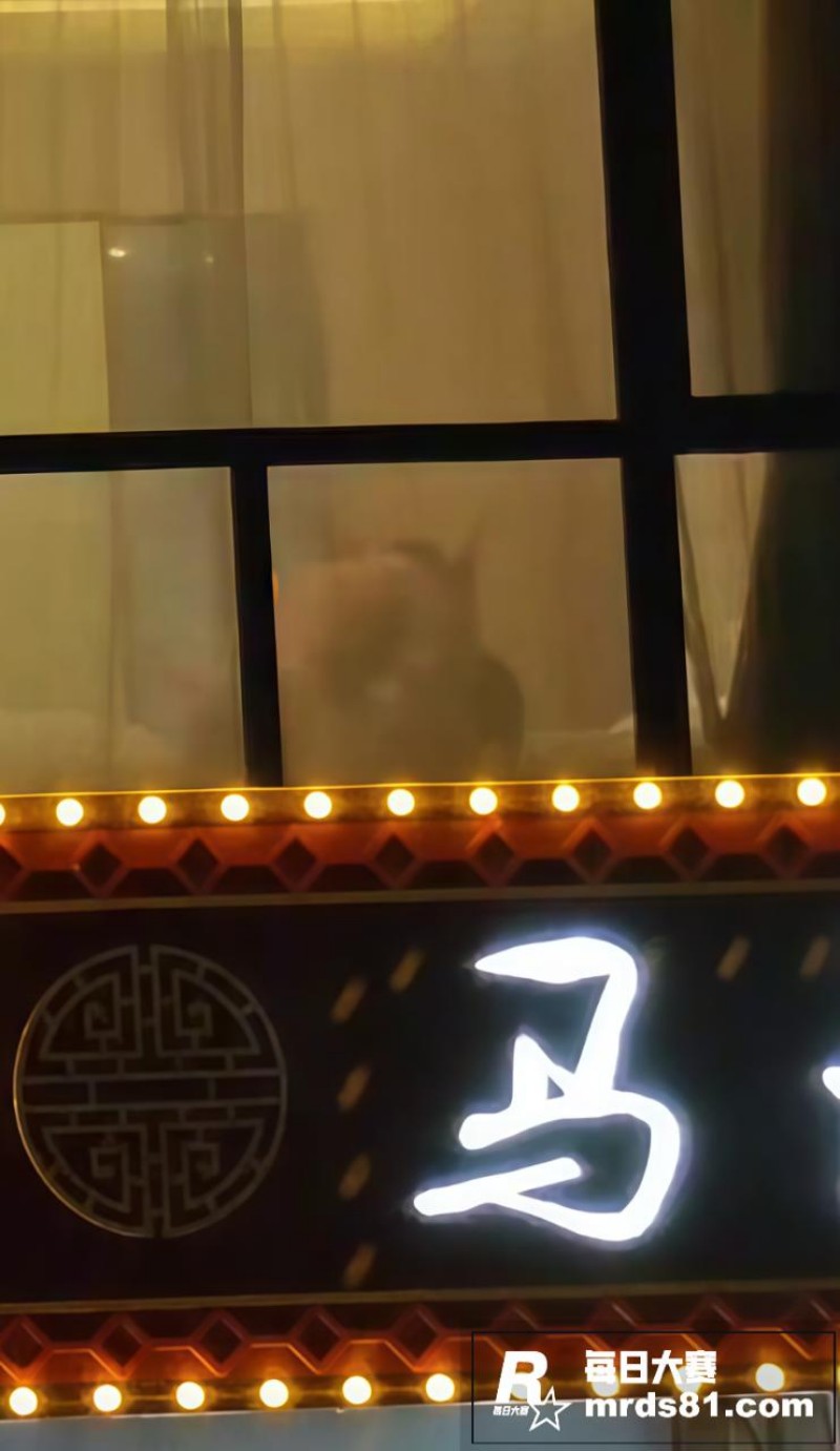 小情侣酒店不拉窗帘直相关图片3