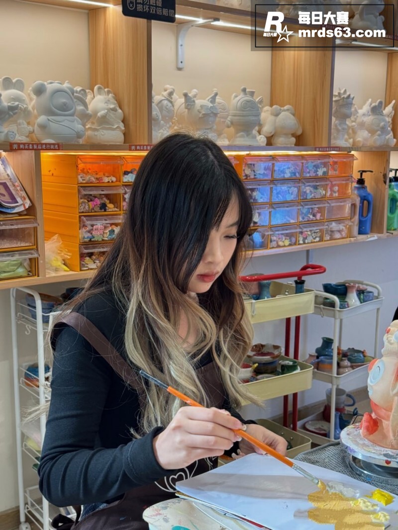 广州市女陶瓷店主与男相关图片2