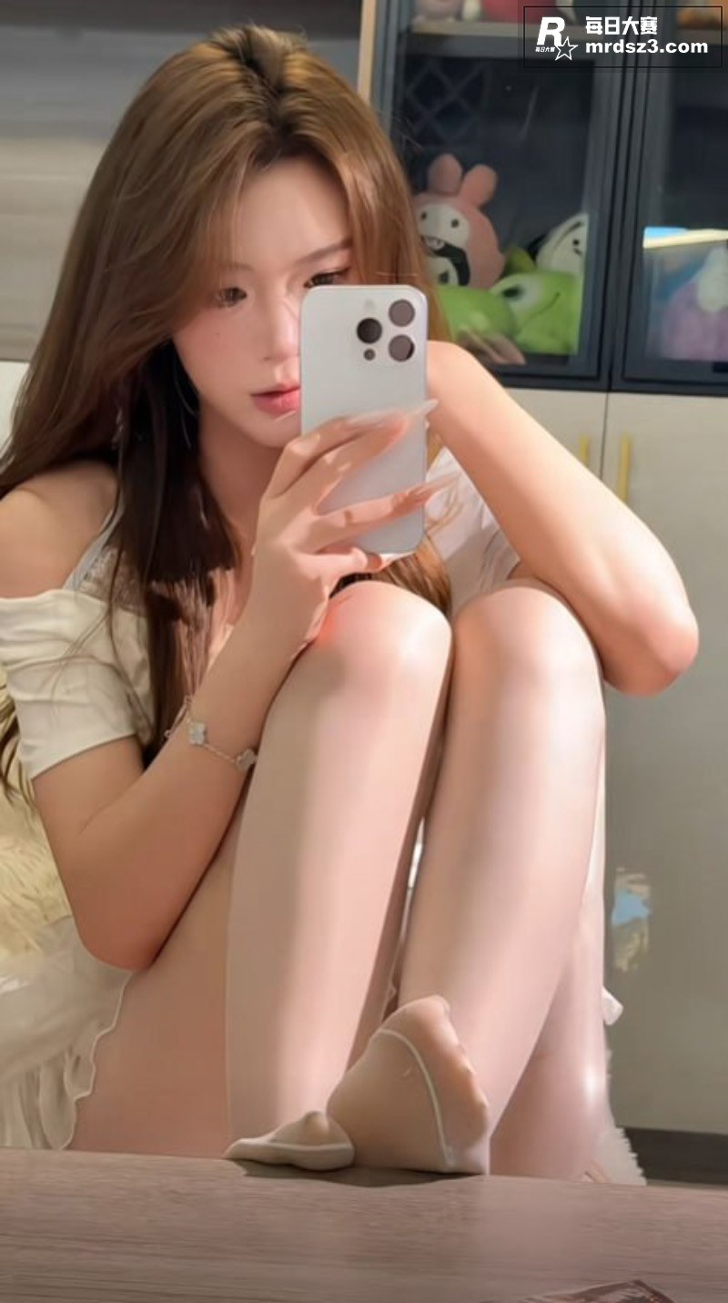 抖音高颜值网红 郁小相关图片3