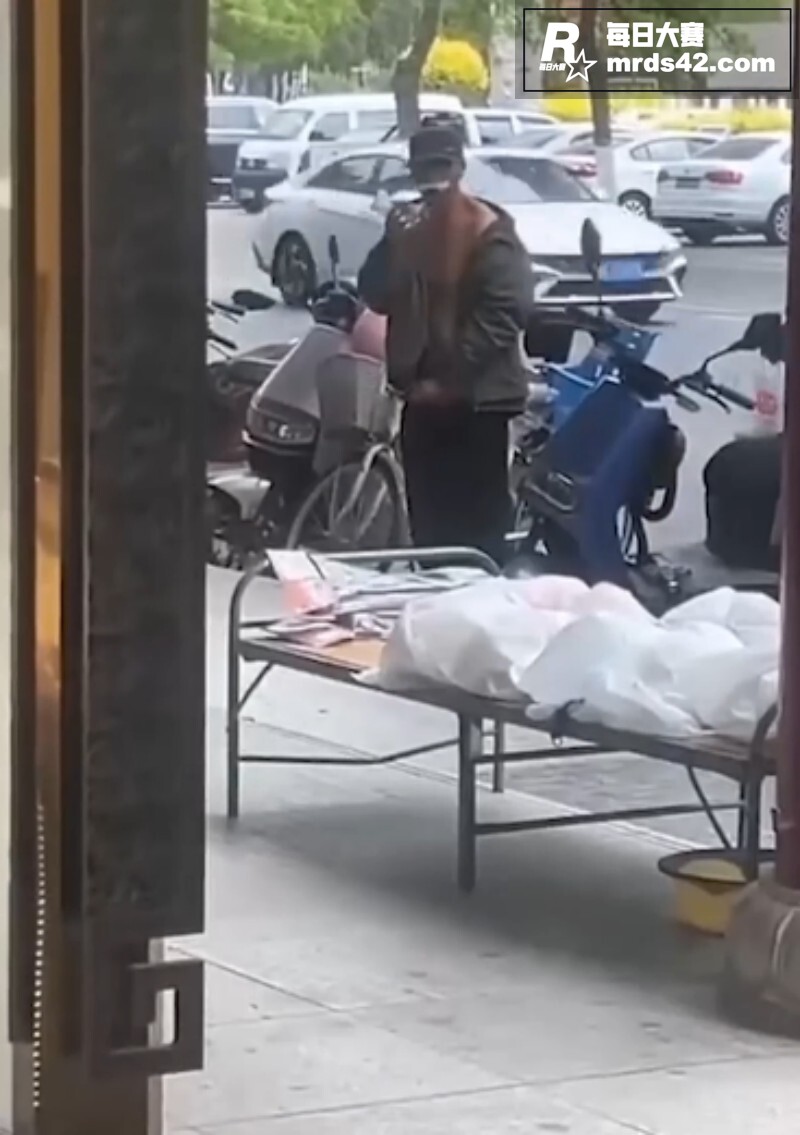 精神病街头撸管震惊路相关图片1