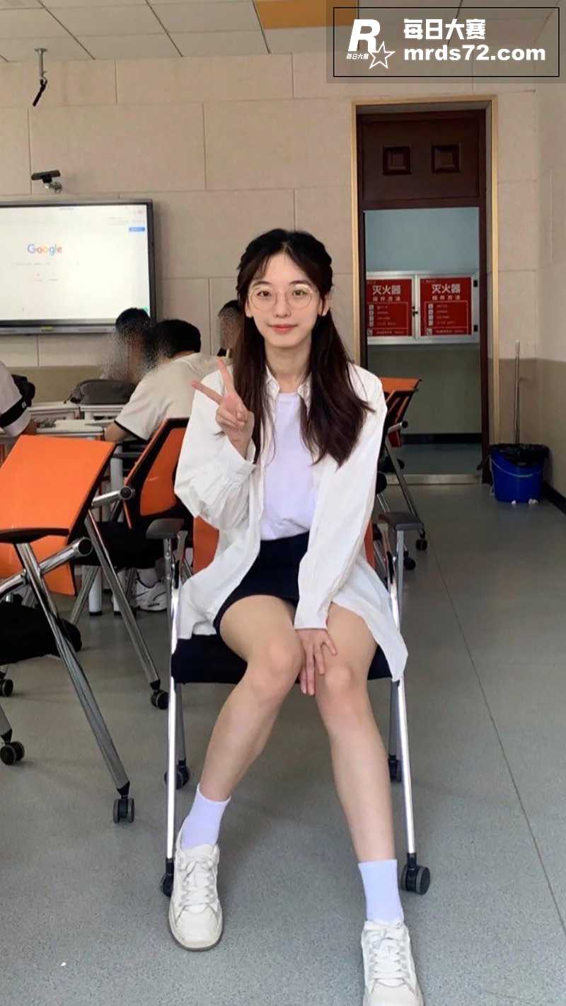 反差眼镜学生妹 大量相关图片1