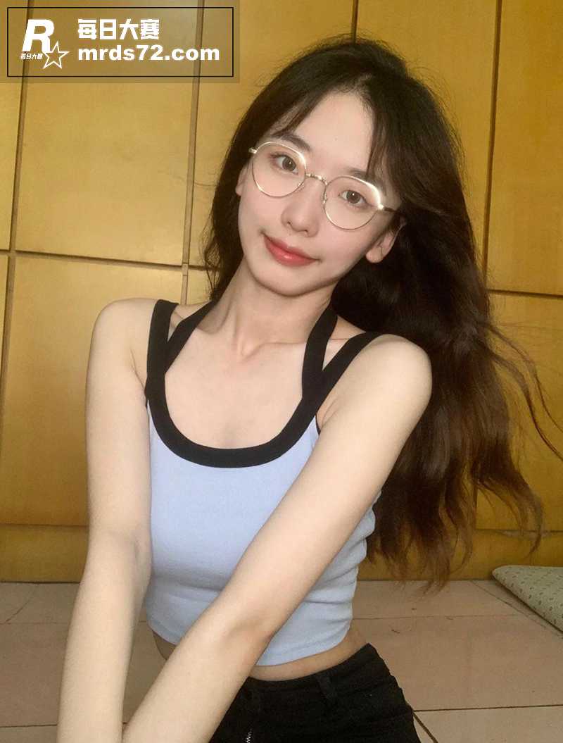 反差眼镜学生妹 大量相关图片2