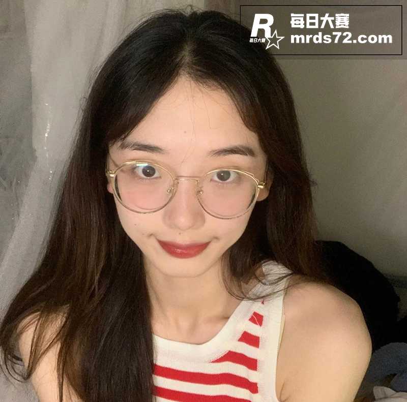 反差眼镜学生妹 大量相关图片3