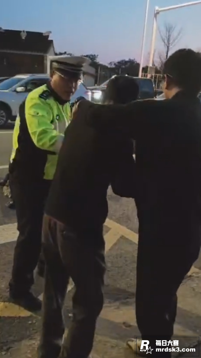苏州西山女司机撞倒三相关图片7