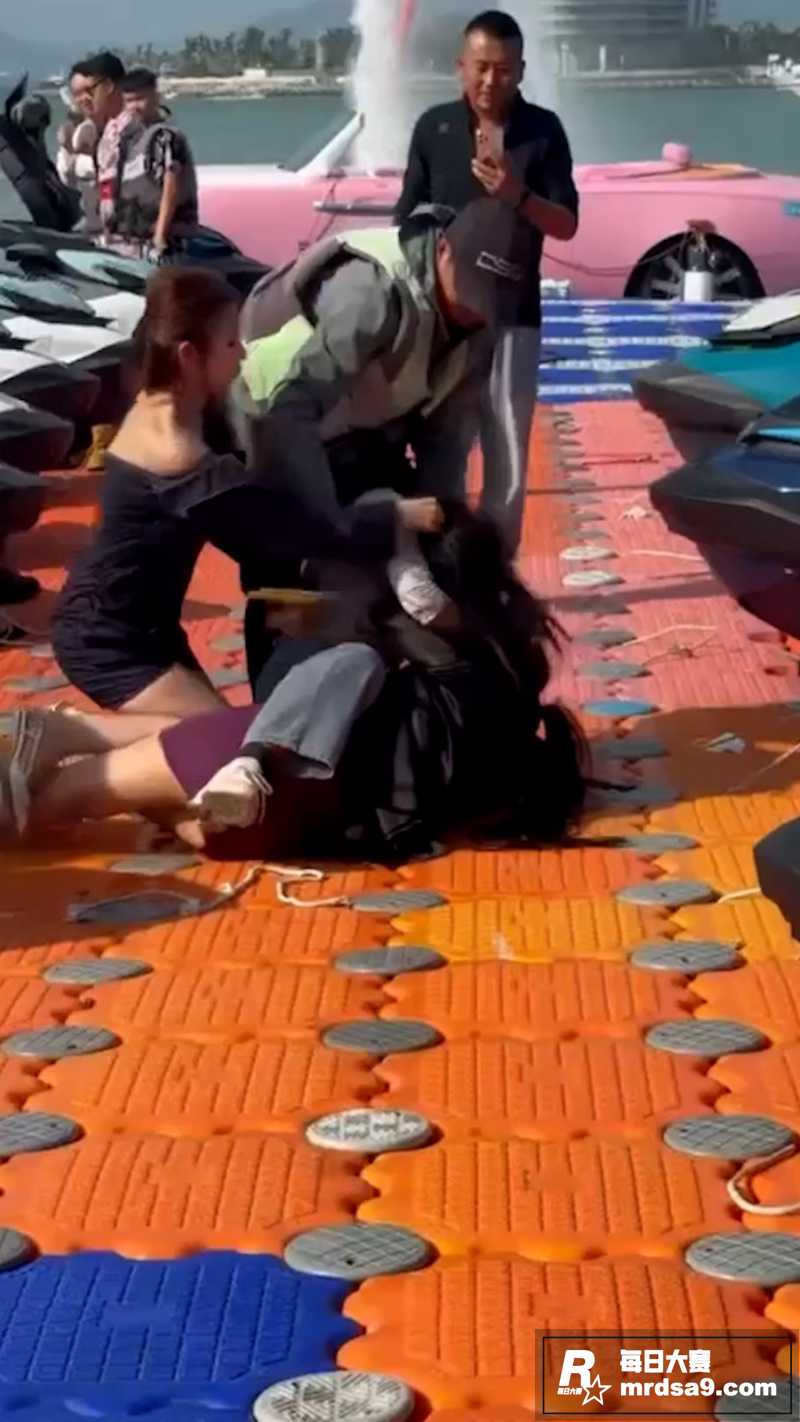海南三亚海边 三女爆相关图片1