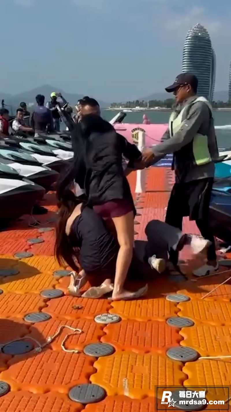 海南三亚海边 三女爆相关图片3