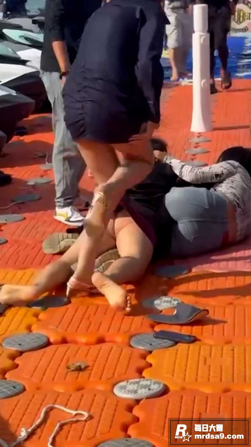 海南三亚海边 三女爆相关图片4
