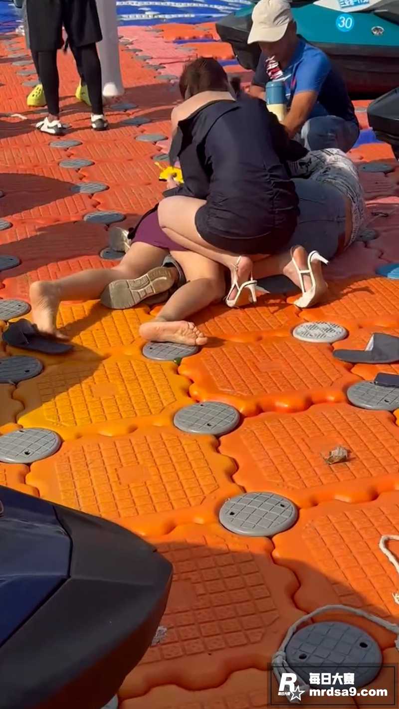 海南三亚海边 三女爆相关图片5