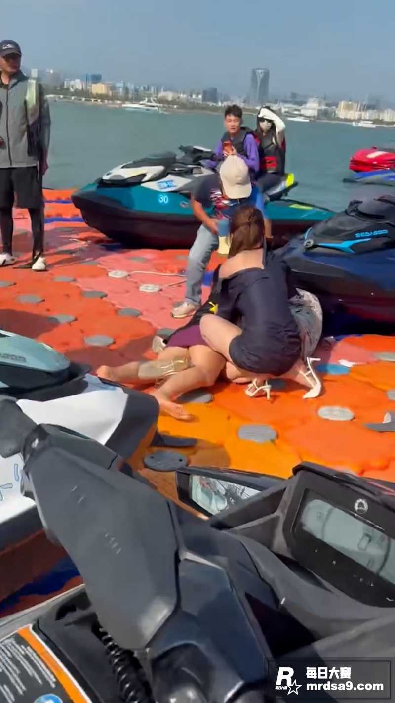 海南三亚海边 三女爆相关图片6