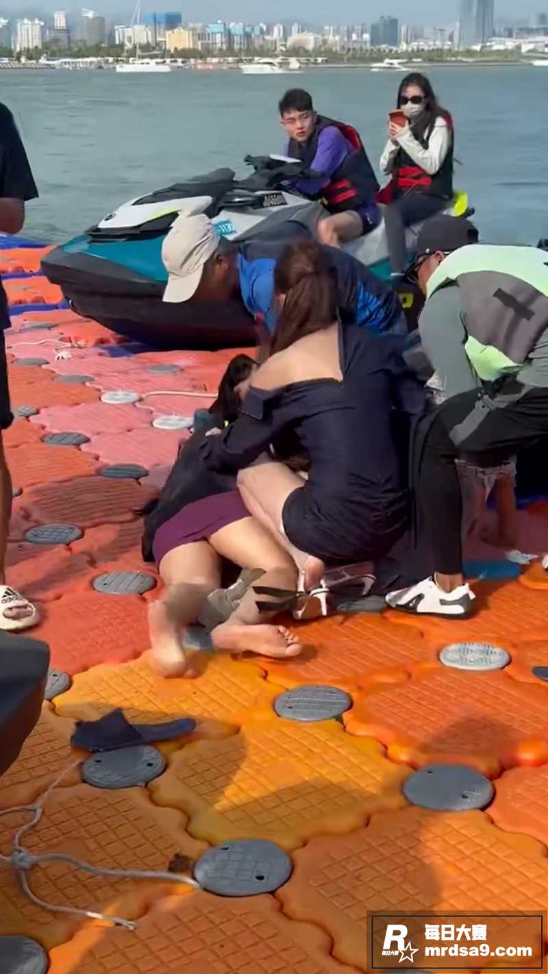 海南三亚海边 三女爆相关图片7