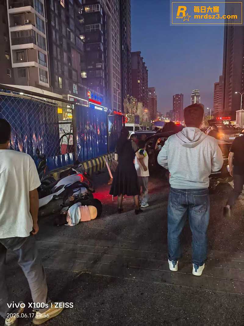 沈阳大学南门公交车撞相关图片2