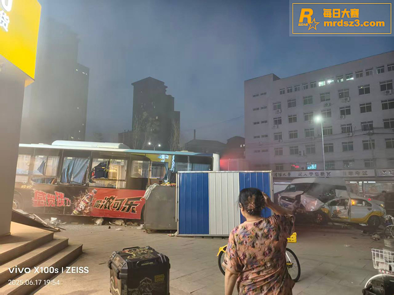沈阳大学南门公交车撞相关图片5