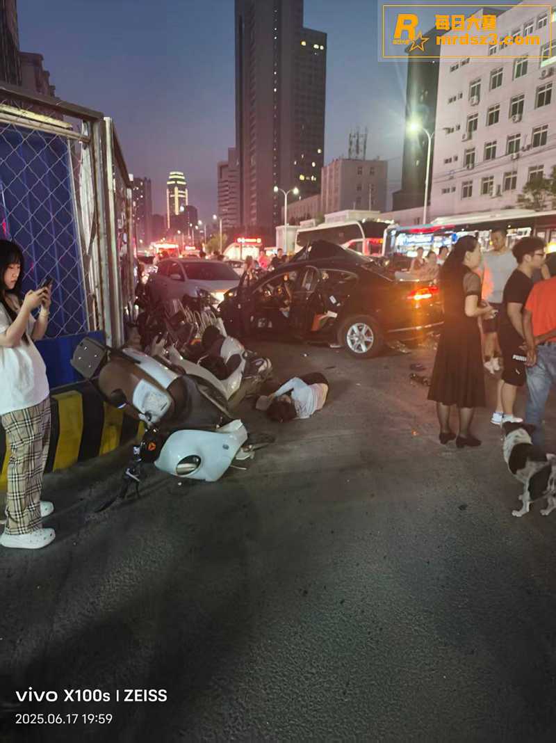 沈阳大学南门公交车撞相关图片6