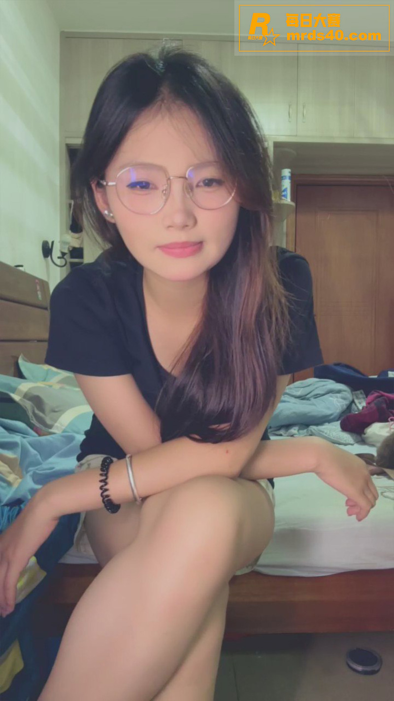 反差眼镜妹 困困兔 相关图片1