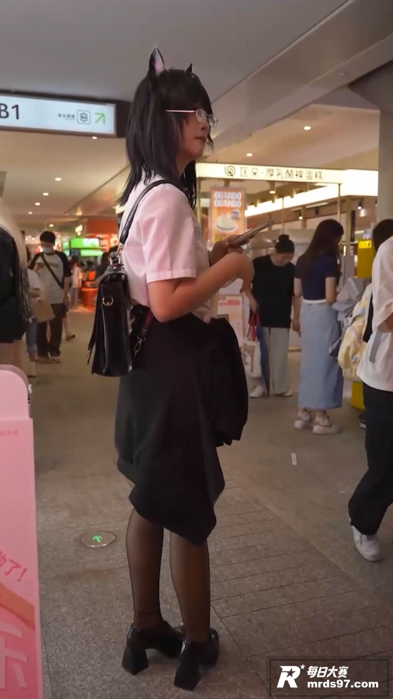 街拍抄底大神 逛街偶相关图片2