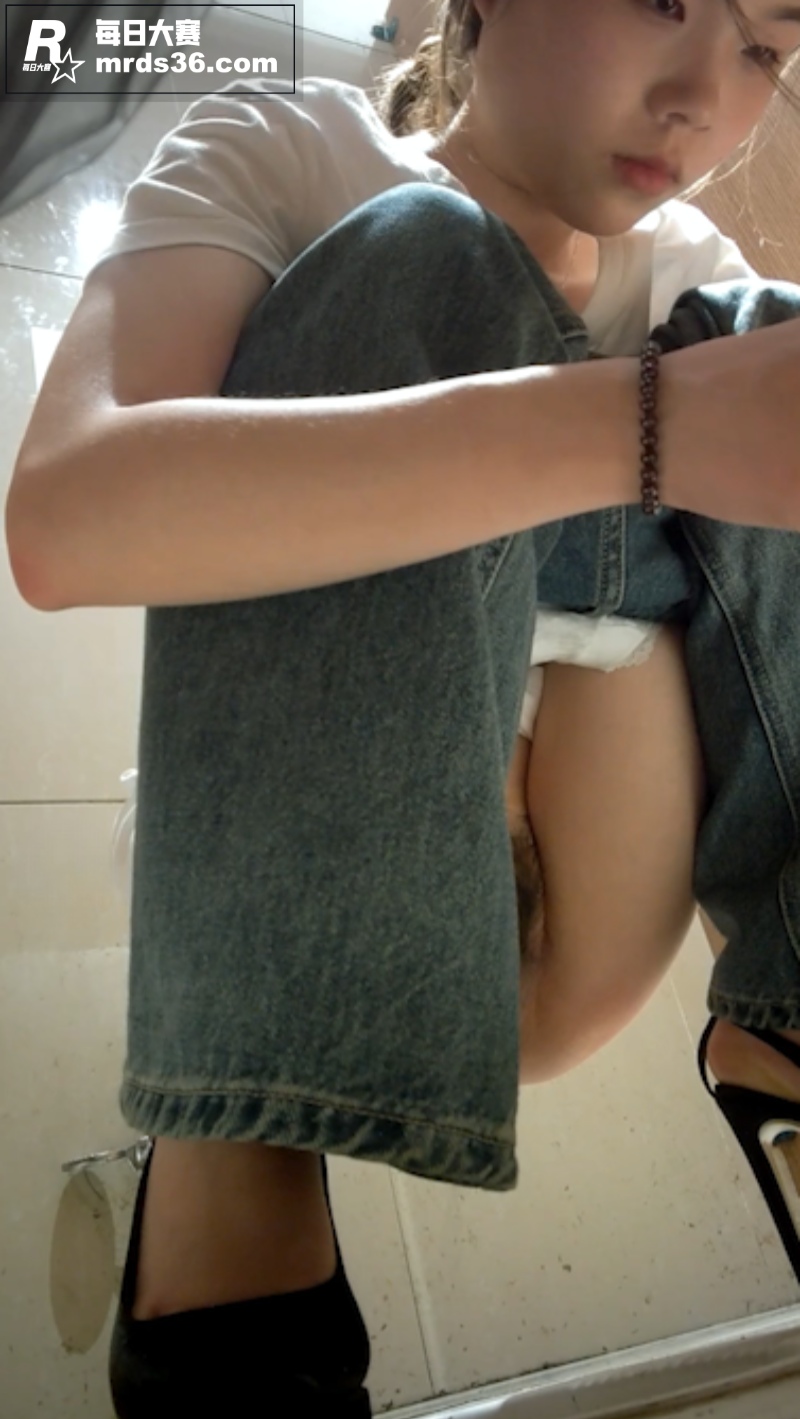 公共女厕抄底偷拍合集相关图片2