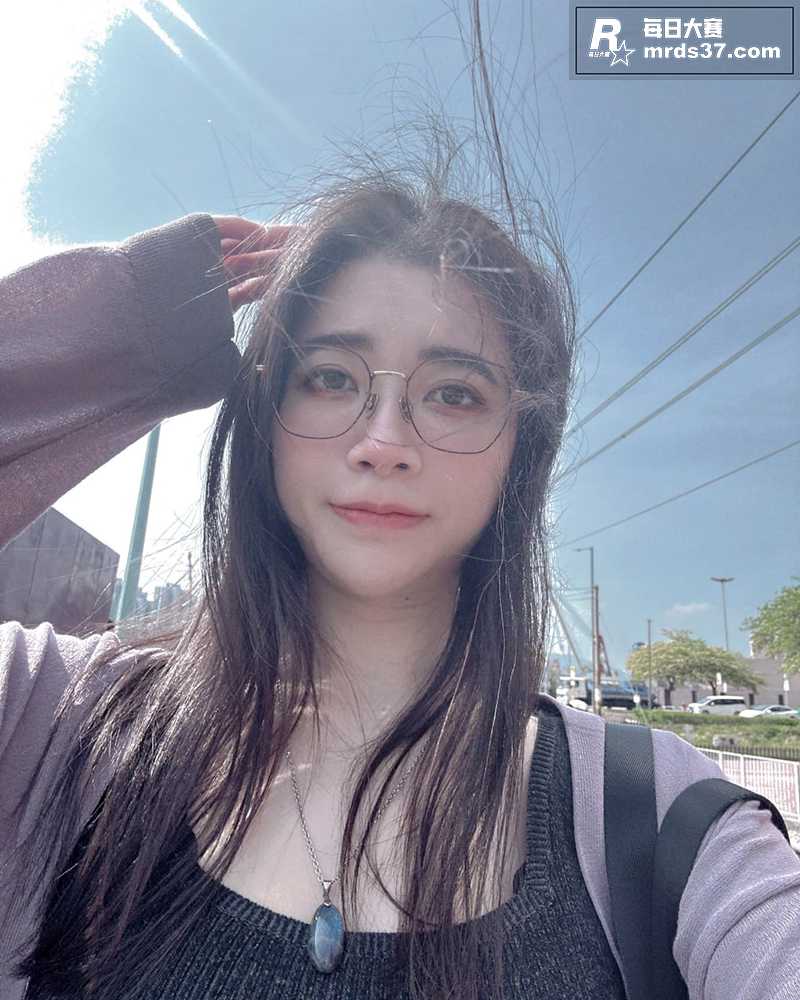香港高颜值巨乳网红少相关图片2