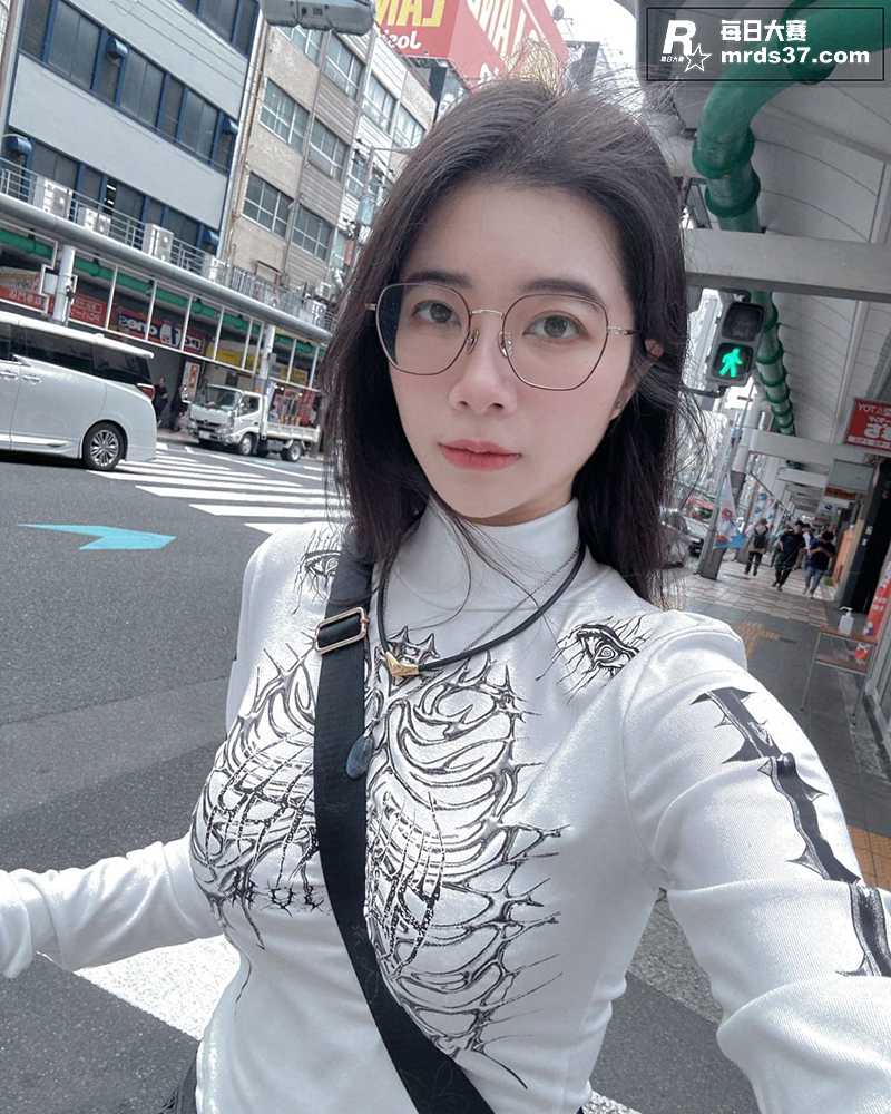 香港高颜值巨乳网红少相关图片4