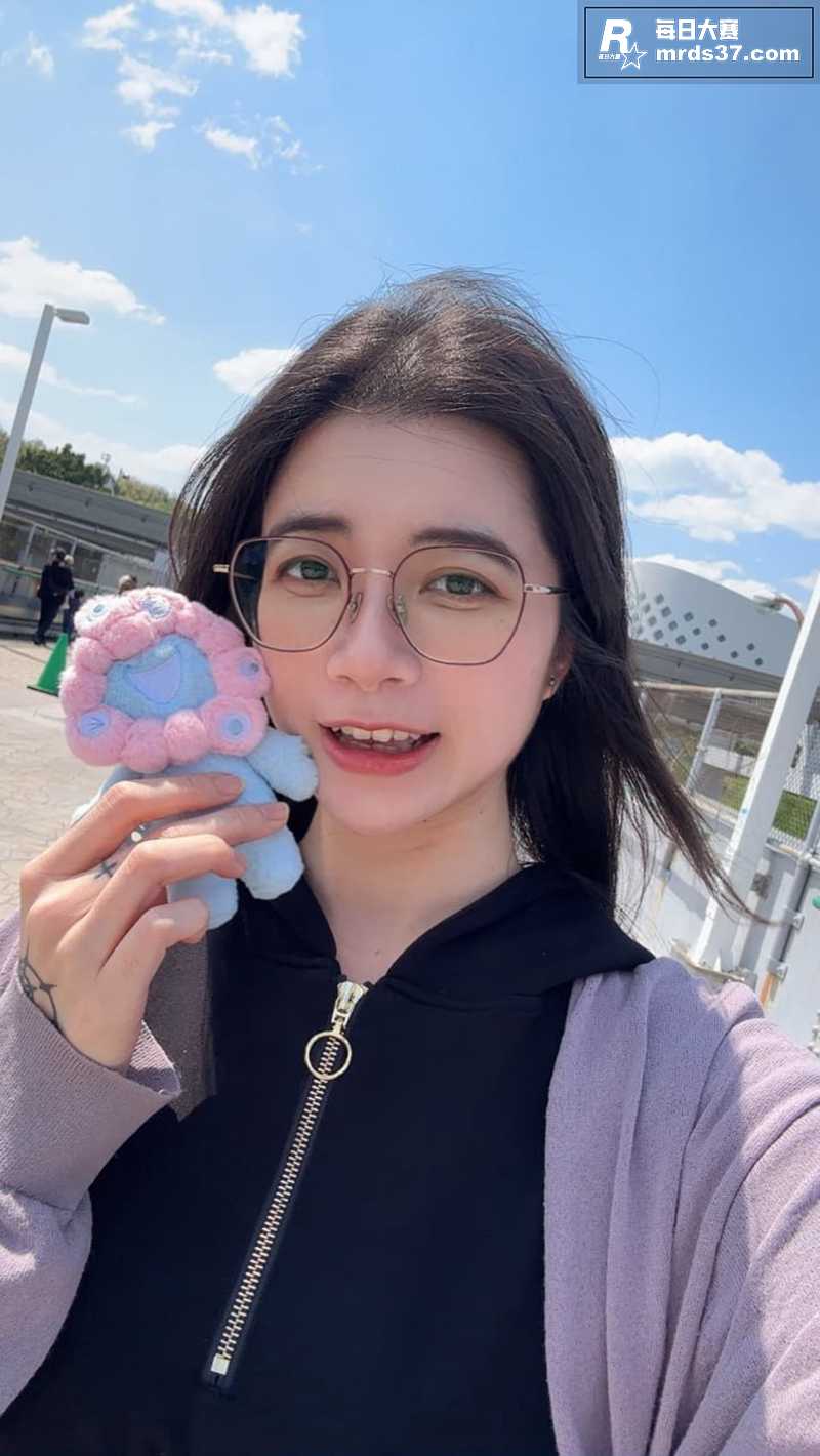 香港高颜值巨乳网红少相关图片5