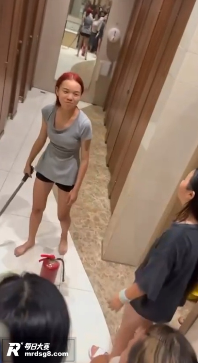 瑞安吾悦广场红发女捉相关图片7