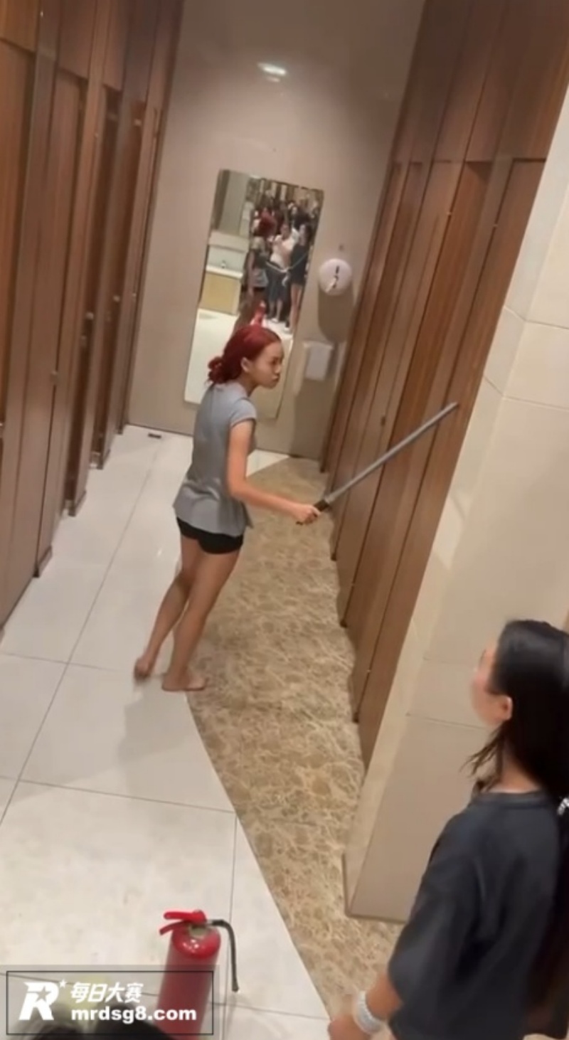 瑞安吾悦广场红发女捉相关图片8