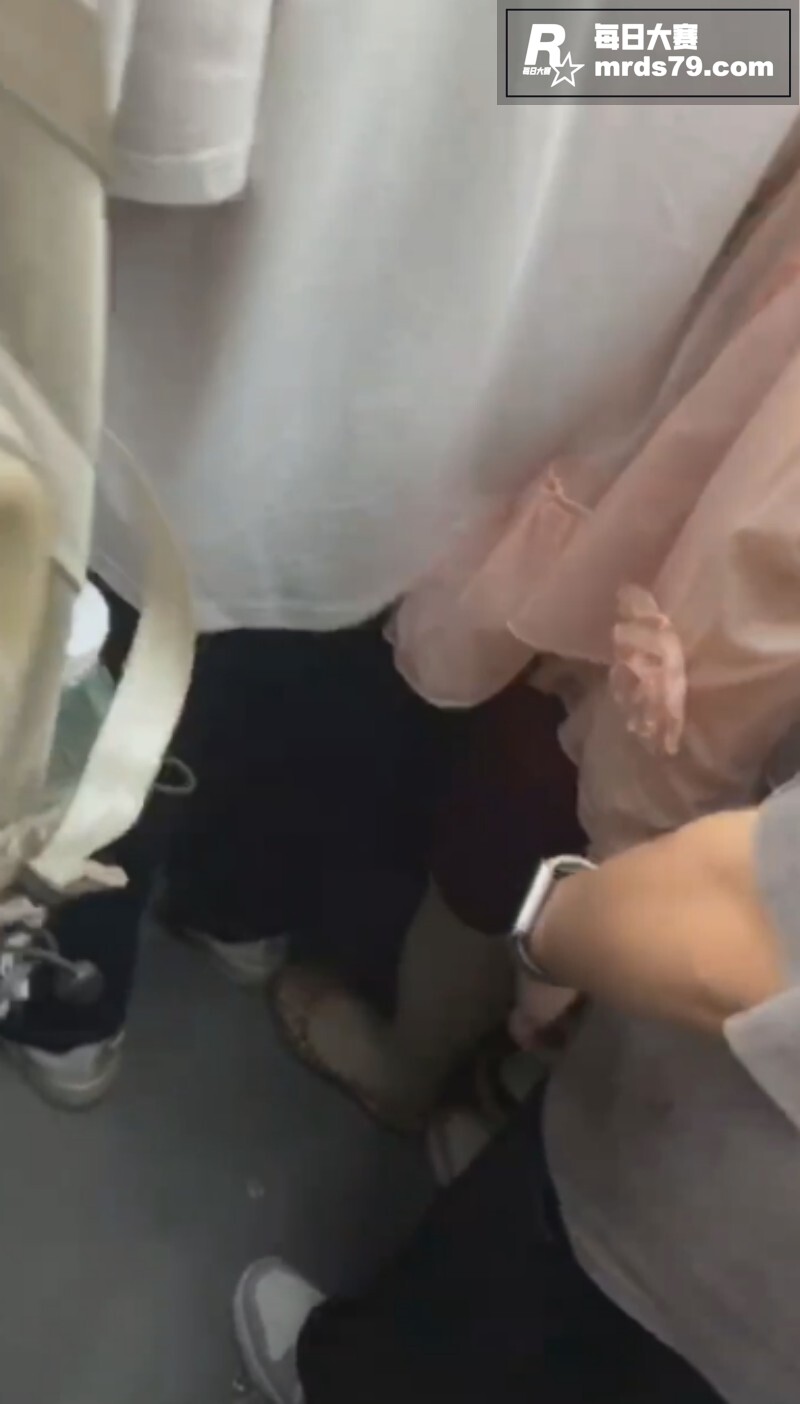 地铁活春宫！人挤人的相关图片4