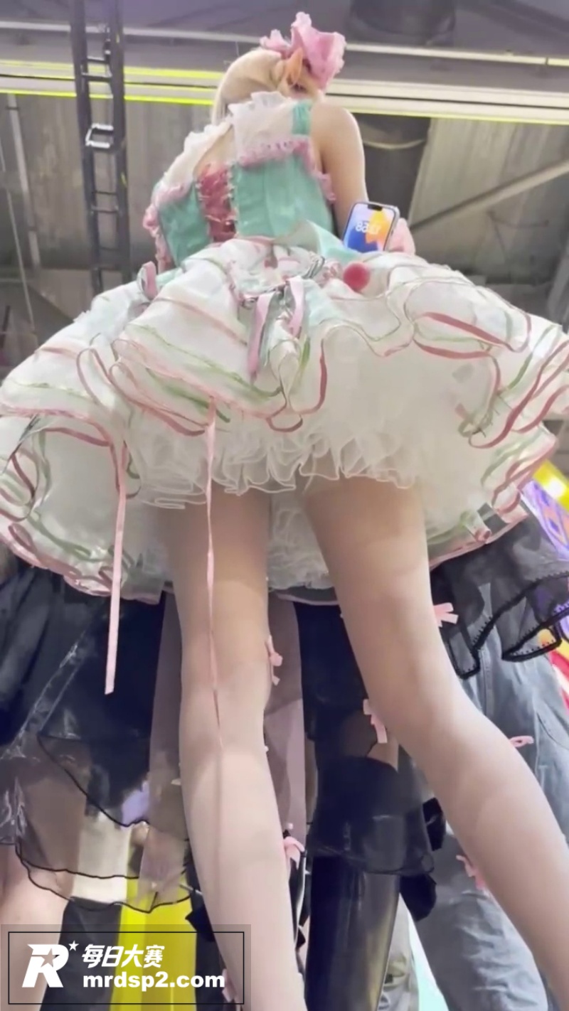 漫展偷拍极品白丝洛丽相关图片6