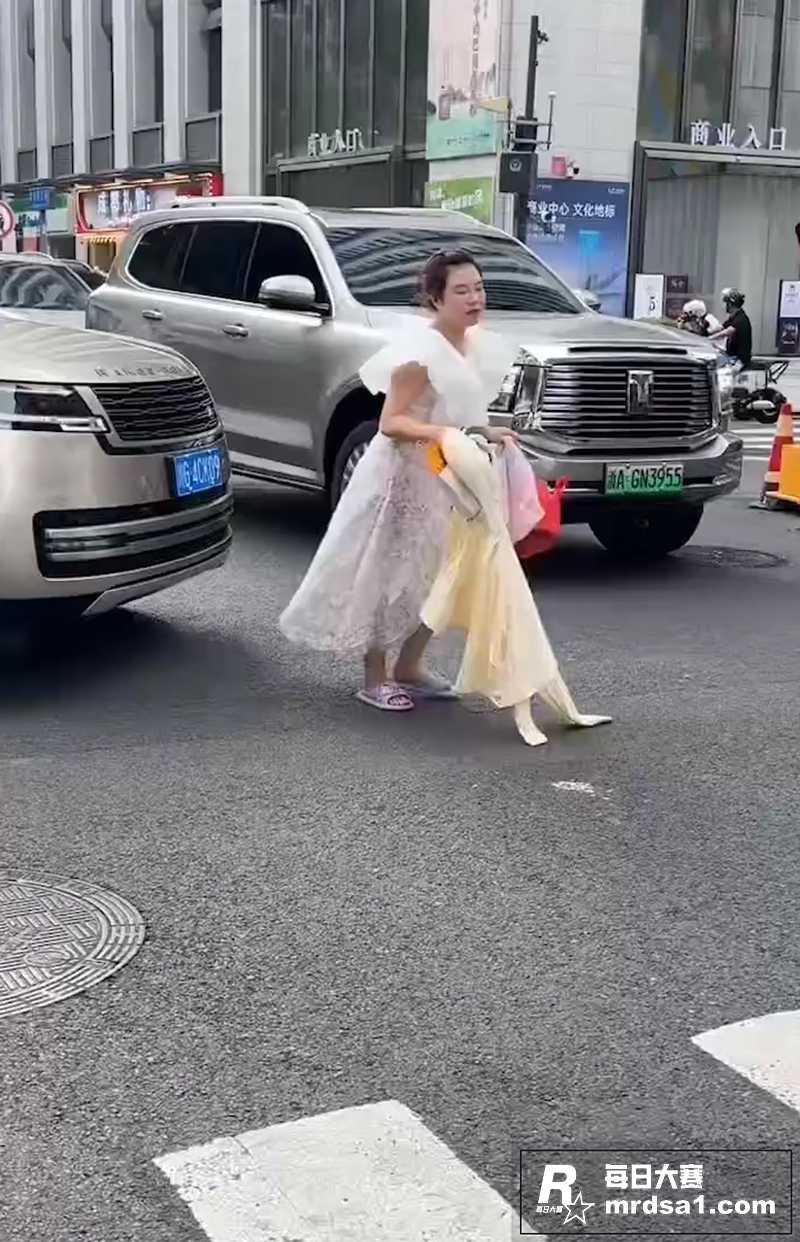 成都街头小仙女碰瓷事相关图片1 成都街头小仙女碰瓷事相关图片1
