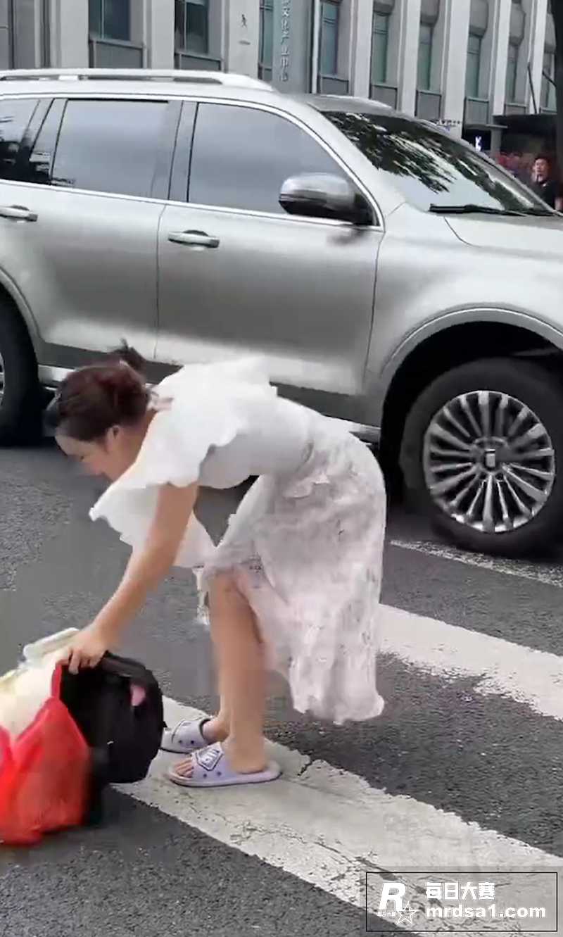 成都街头小仙女碰瓷事相关图片2 成都街头小仙女碰瓷事相关图片2