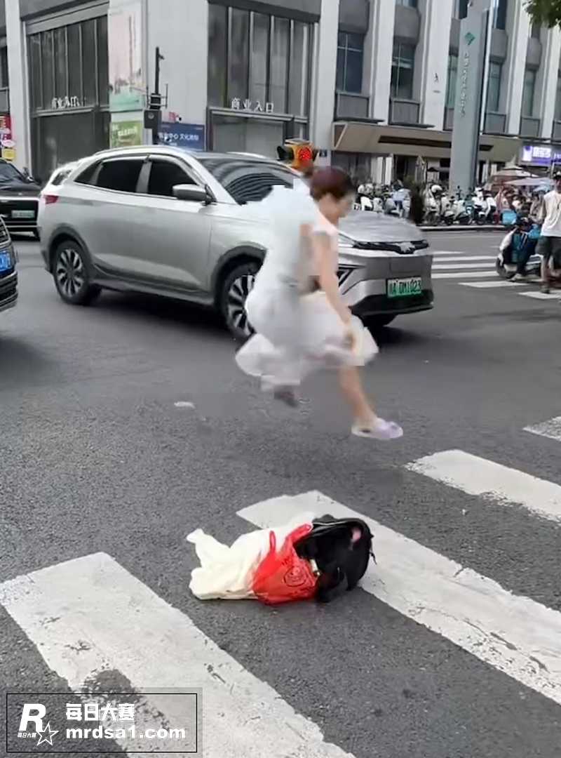 成都街头小仙女碰瓷事相关图片3 成都街头小仙女碰瓷事相关图片3