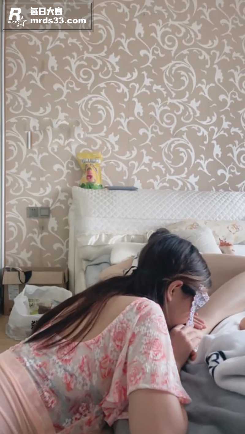 骚妈竟然把亲女儿调教相关图片1