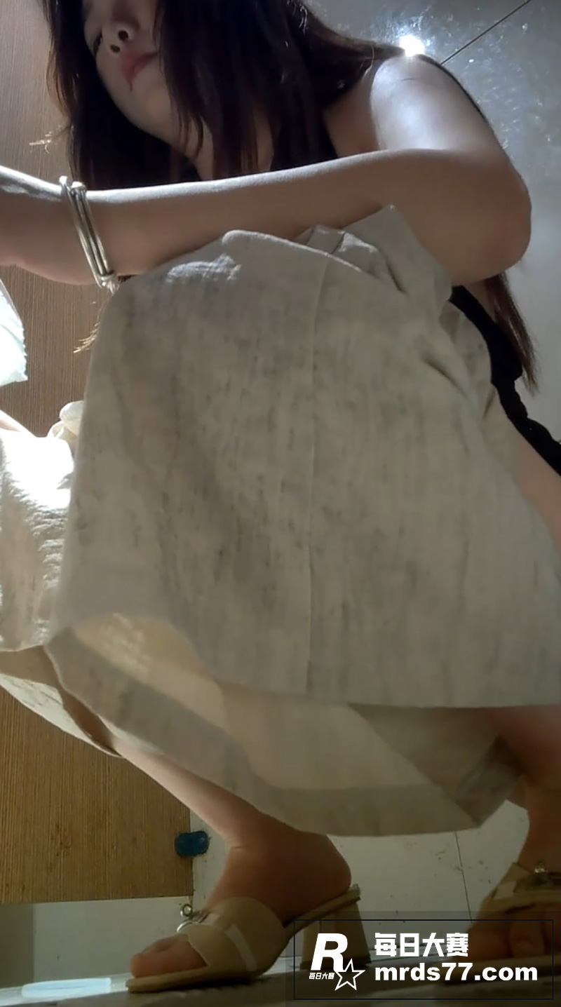 酒吧厕所偷拍 少妇美相关图片2