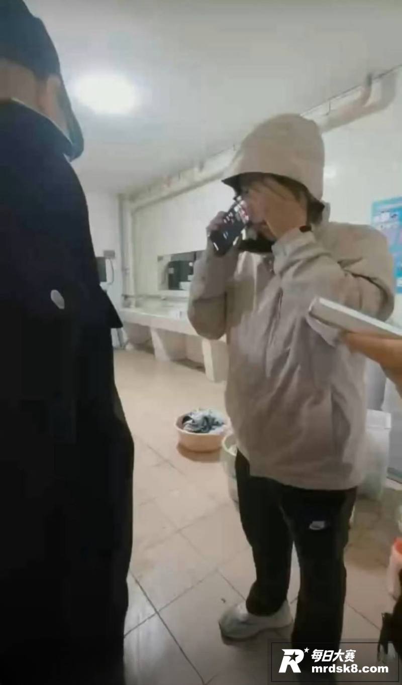 高校一男生戴假发进女相关图片3