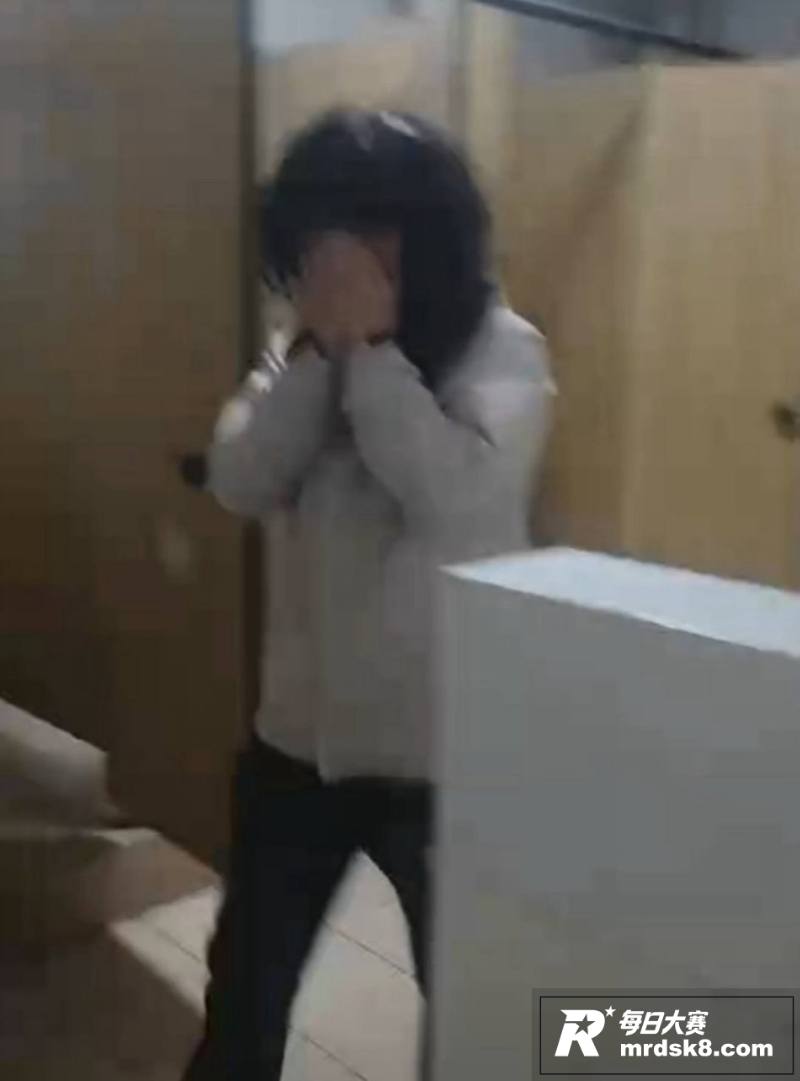 高校一男生戴假发进女相关图片4