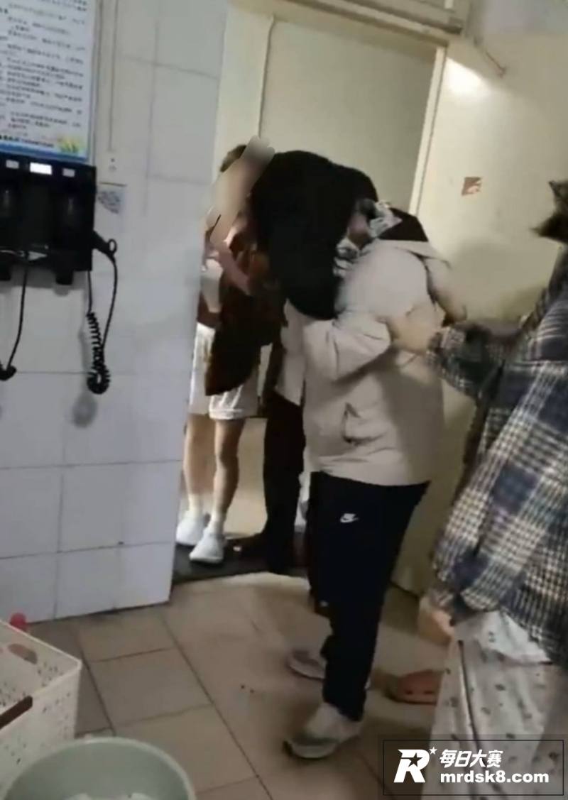 高校一男生戴假发进女相关图片5