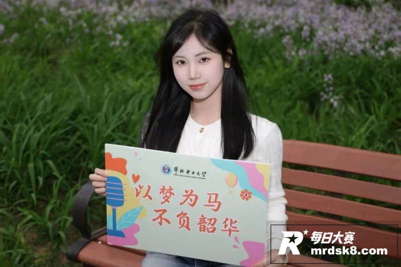 高校一男生戴假发进女相关图片12