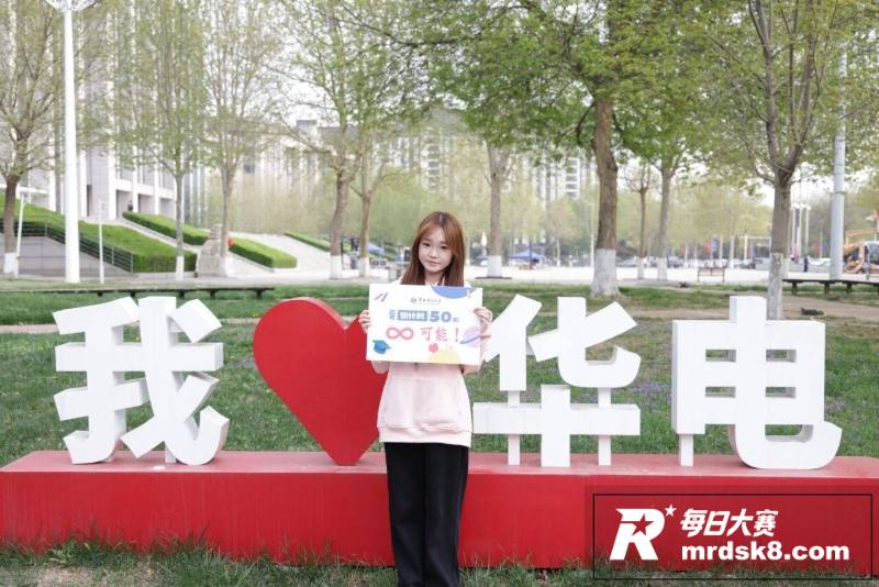 高校一男生戴假发进女相关图片18