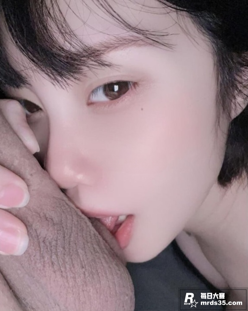 高颜值巨乳女神 蜜汁相关图片5