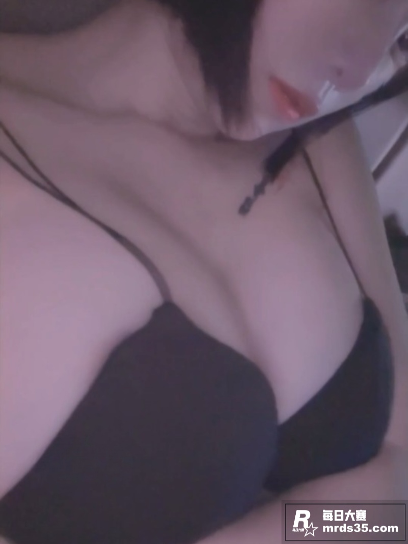 高颜值巨乳女神 蜜汁相关图片12