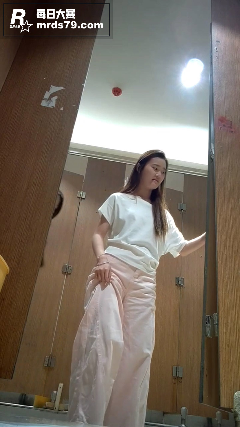 精品厕所偷拍 商场女相关图片5 精品厕所偷拍 商场女相关图片5