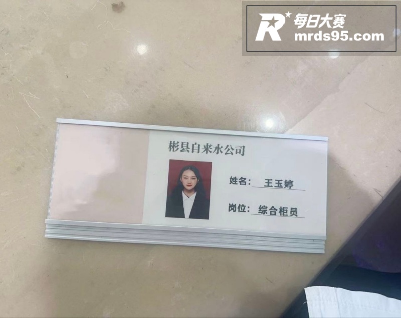 陕西咸阳反差眼镜妹 相关图片1