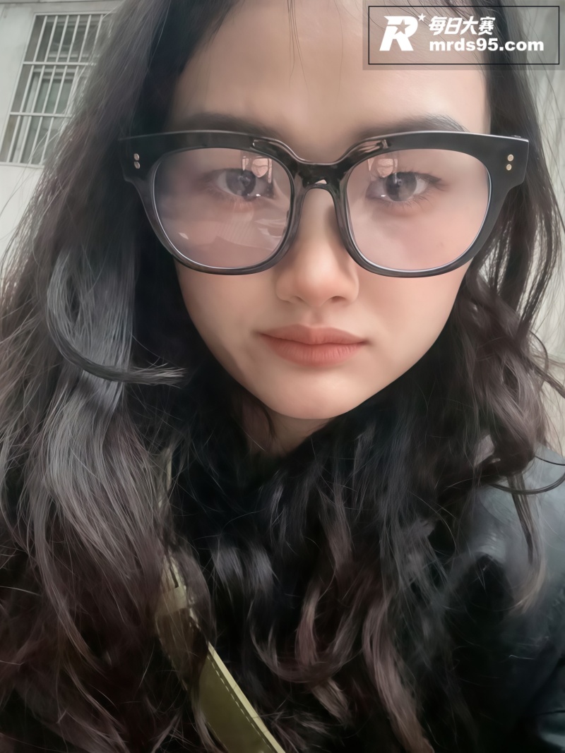 陕西咸阳反差眼镜妹 相关图片2